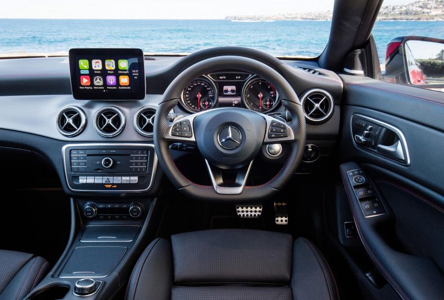 Панель приборов Mercedes-Benz CLA220 d AMG Line 2016 года  (AU) (фото 2 из 9)